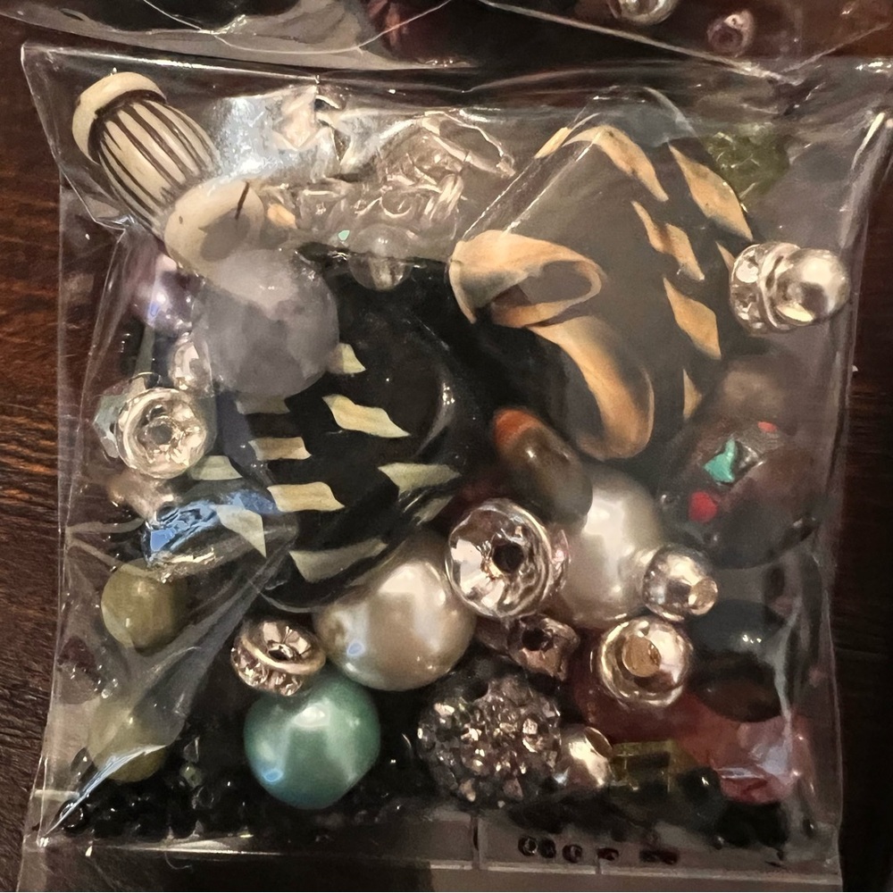 6 Bundles of Assorted Beads - Picture 5 of 7